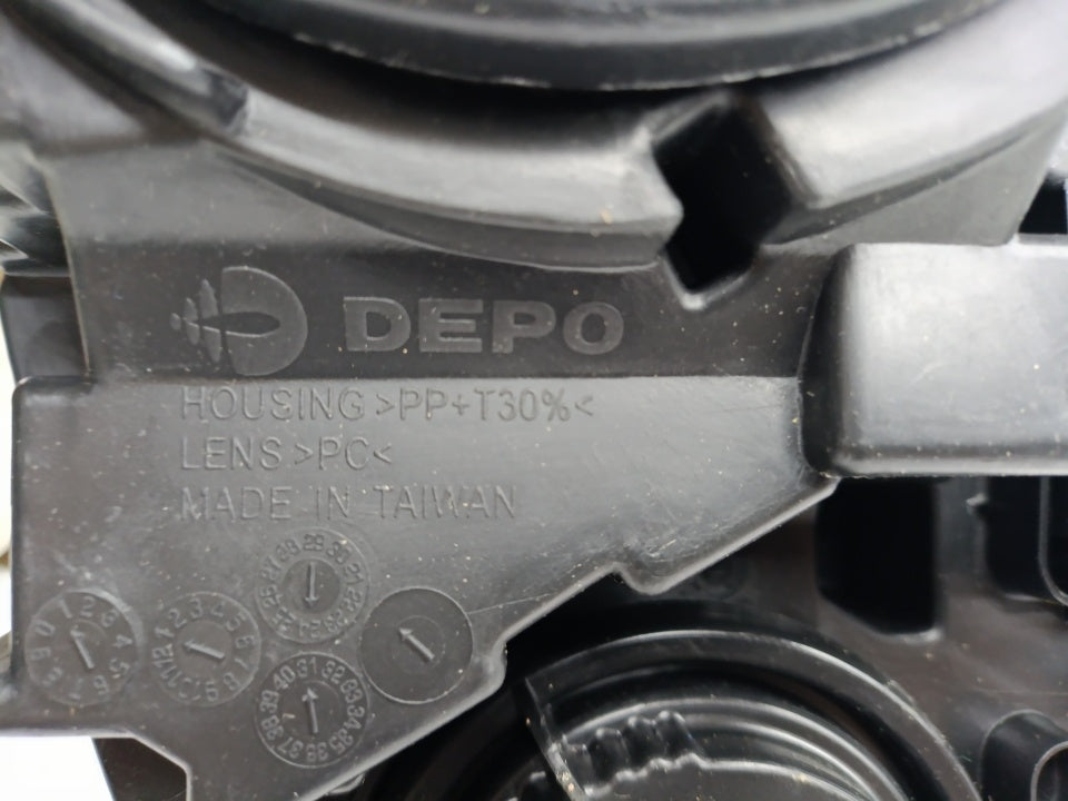 Farol Direito Opel Corsa F 19-