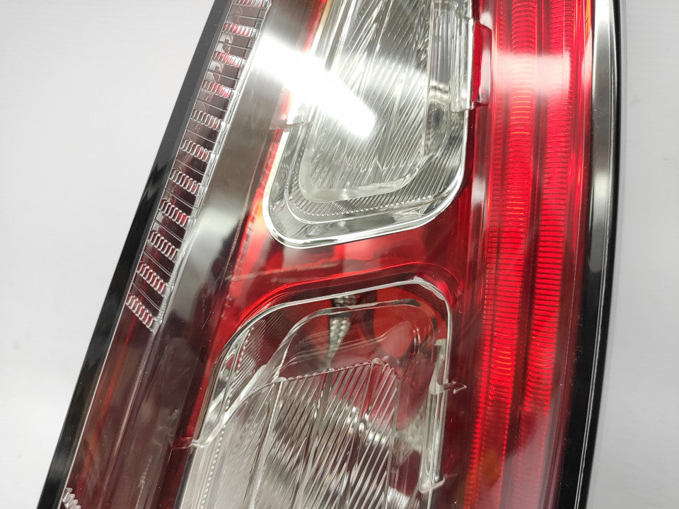 Farolim Direito Led Fiat Punto Evo 09- Quadrado Vermelho