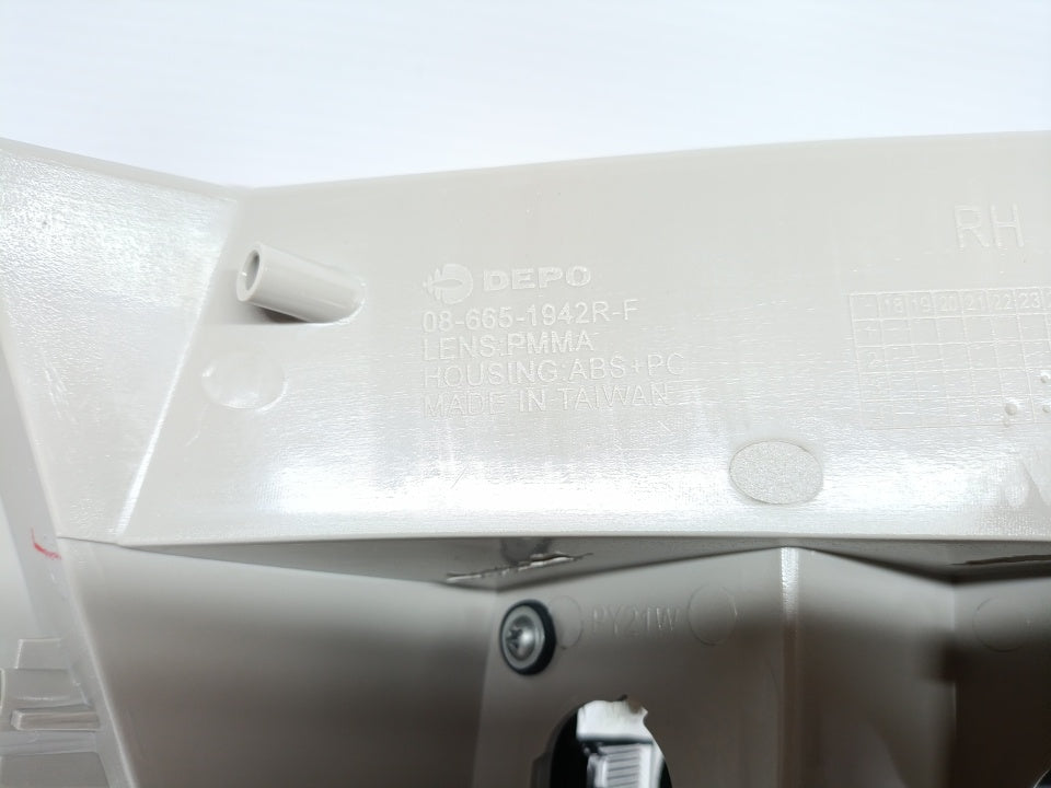 Farolim Direito Skoda Octavia Combi 17-20 Led