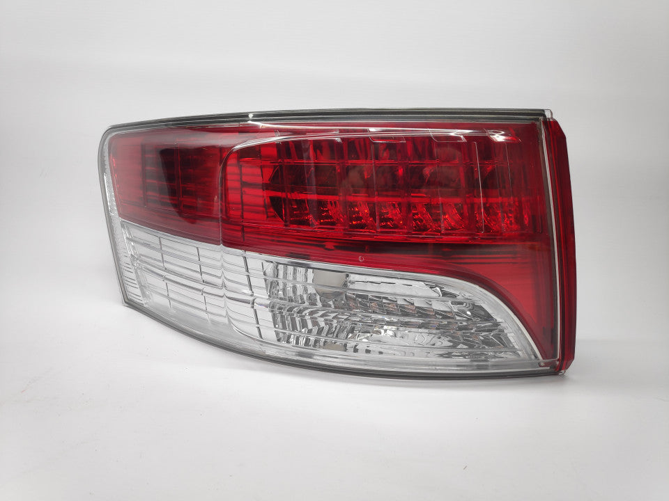 Farolim Esquerdo Toyota Avensis Sedan 4P 08-12