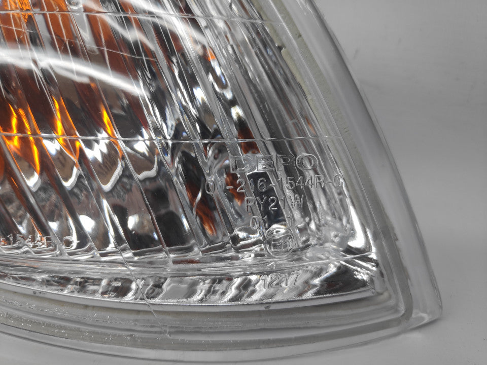 Pisca Direito Mazda 323 4 / 5P 98-01