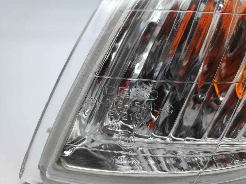 Pisca Esquerdo Mazda 323 Sedan 4 / 5P 98-01