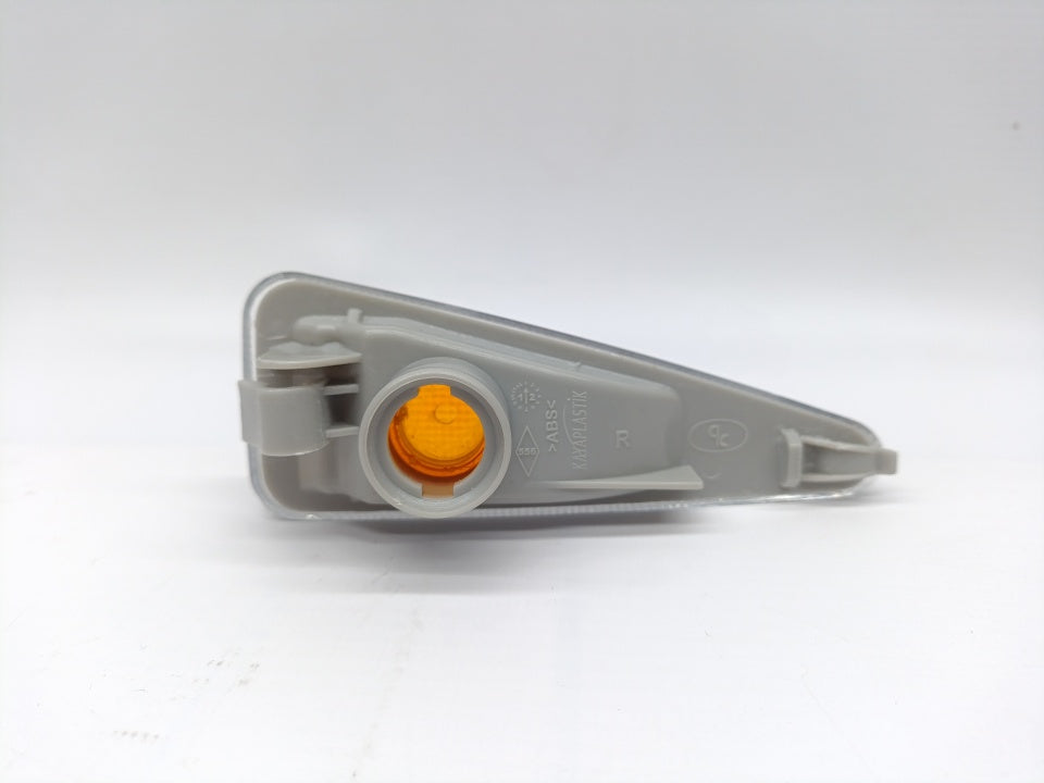Pisca Guarda-Lamas Direito Dacia Sandero 08-18